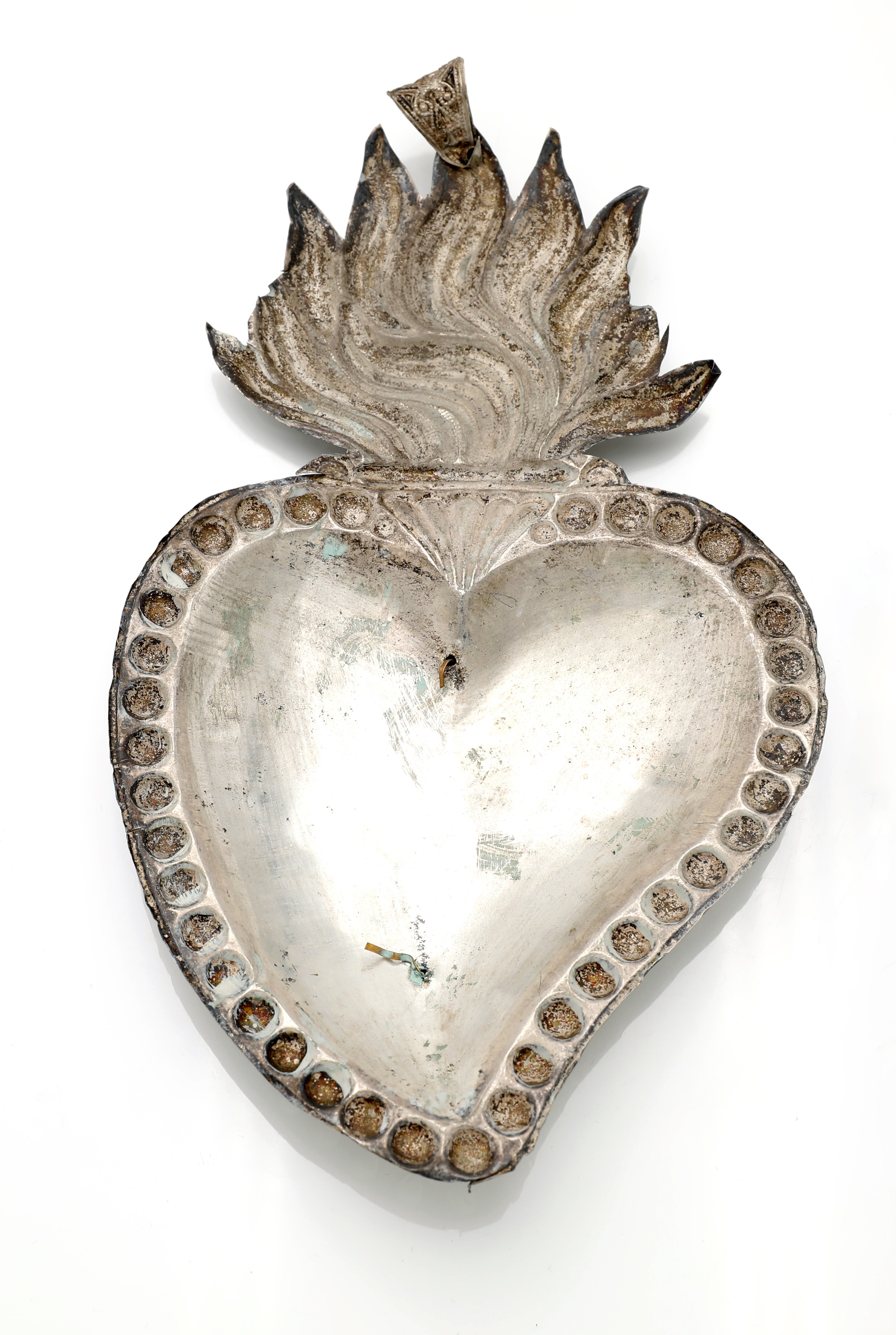 Ex voto a cuore in lamina d’argento, iniziali GR dorate e corona di rose