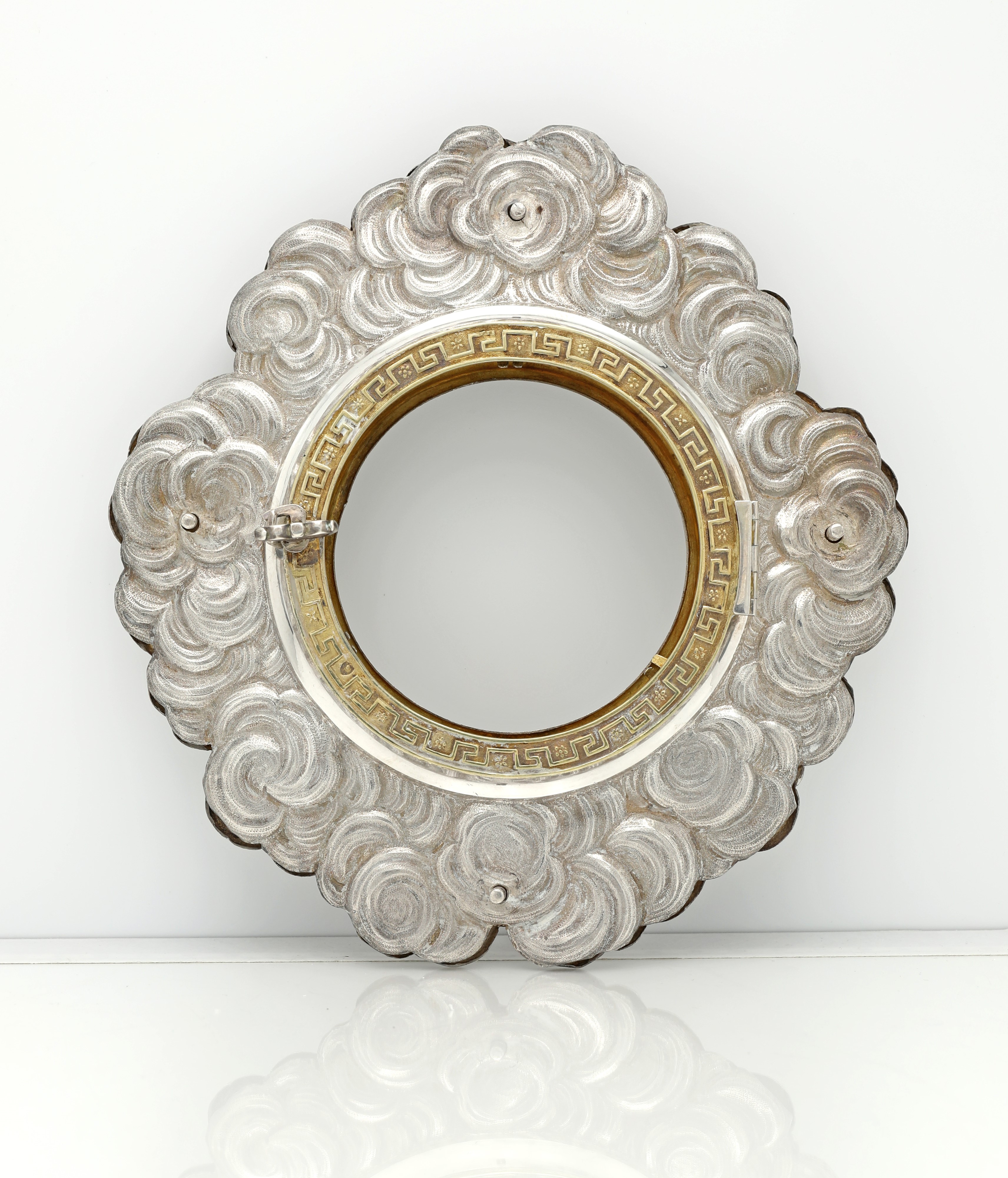 Ostensorio in argento, teca circolare con motivo a greca e decorazione a nuvole con teste di cher...