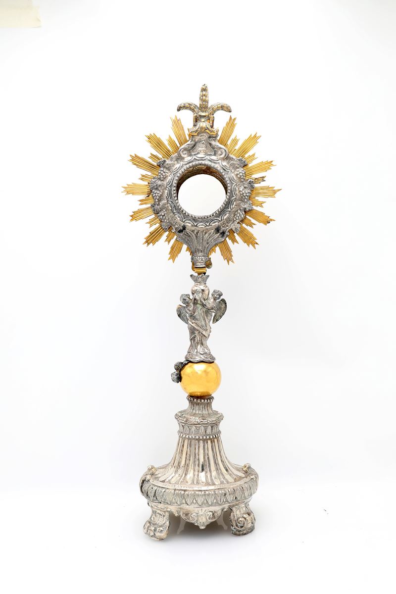 Ostensorio, bronzo dorato e argento, tesa con grappoli d’uva e spighe, base in argento sbalzato (...
