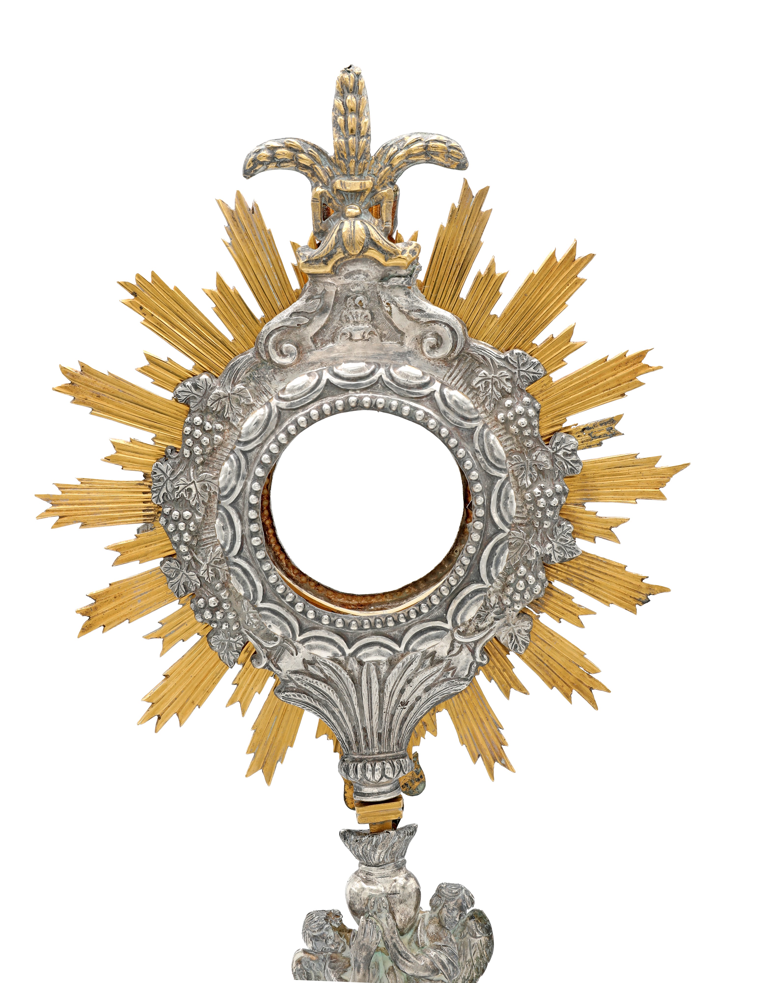 Ostensorio, bronzo dorato e argento, tesa con grappoli d’uva e spighe, base in argento sbalzato (...