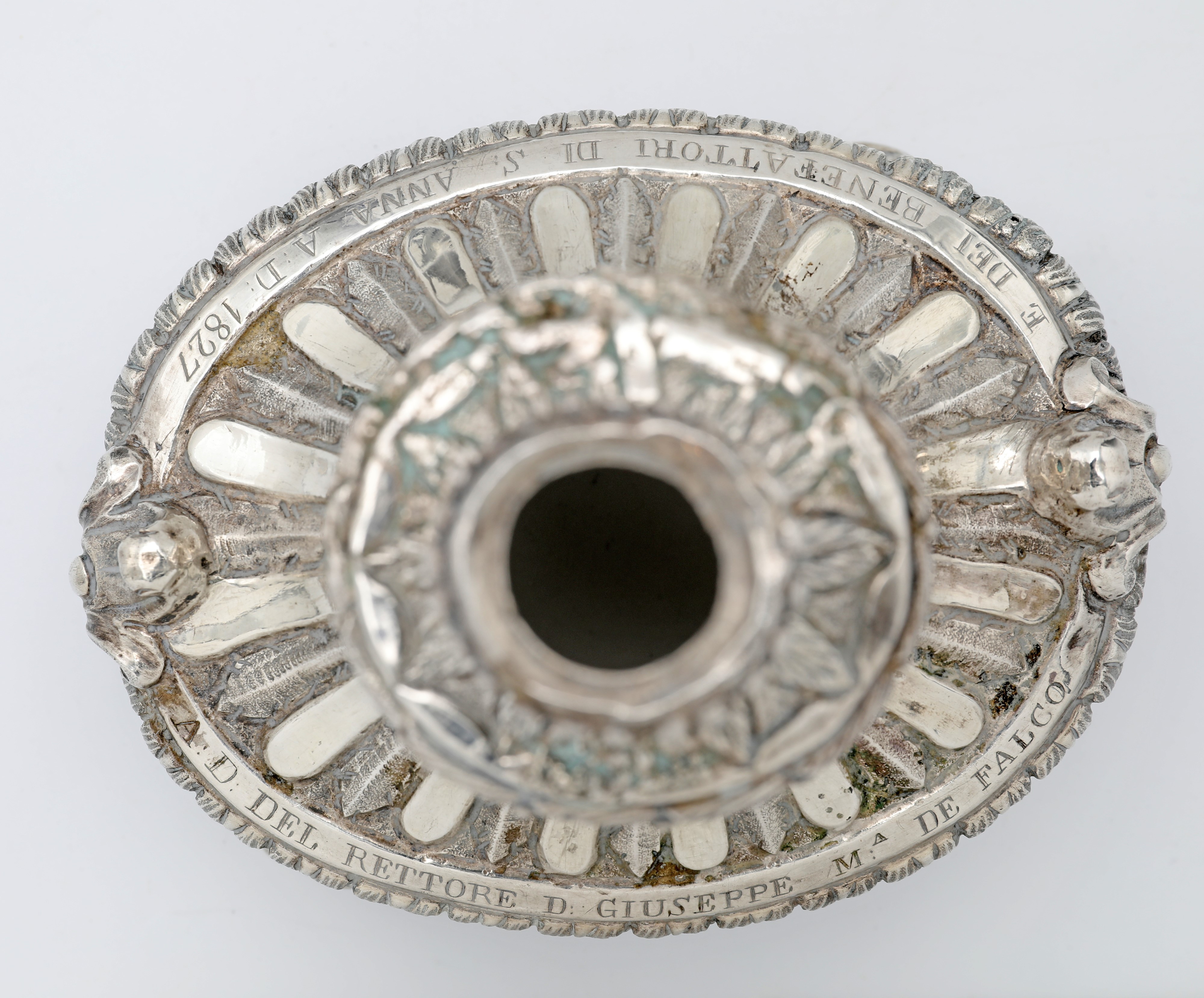 Ostensorio, bronzo dorato e argento, tesa con grappoli d’uva e spighe, base in argento sbalzato (...