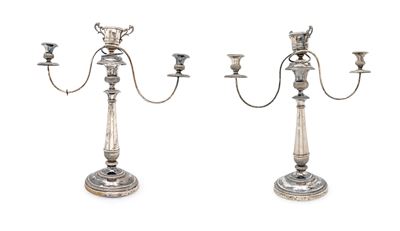 Coppia di candelabri in argento di gusto neoclassico, a doppio uso
