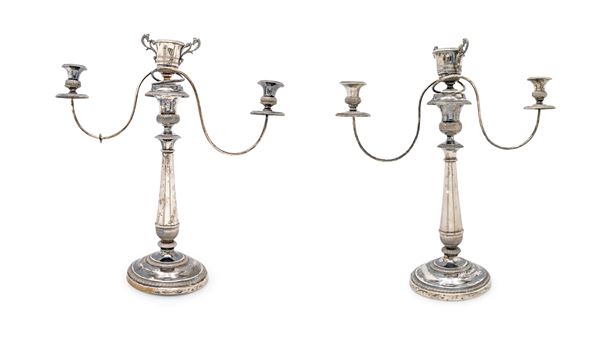 Coppia di antichi candelabri a doppio uso in argento di gusto neoclassico