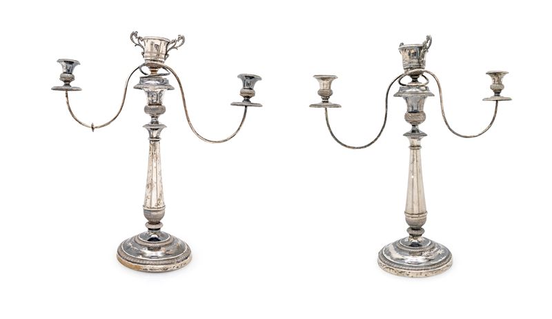Coppia di candelabri in argento di gusto neoclassico, a doppio uso