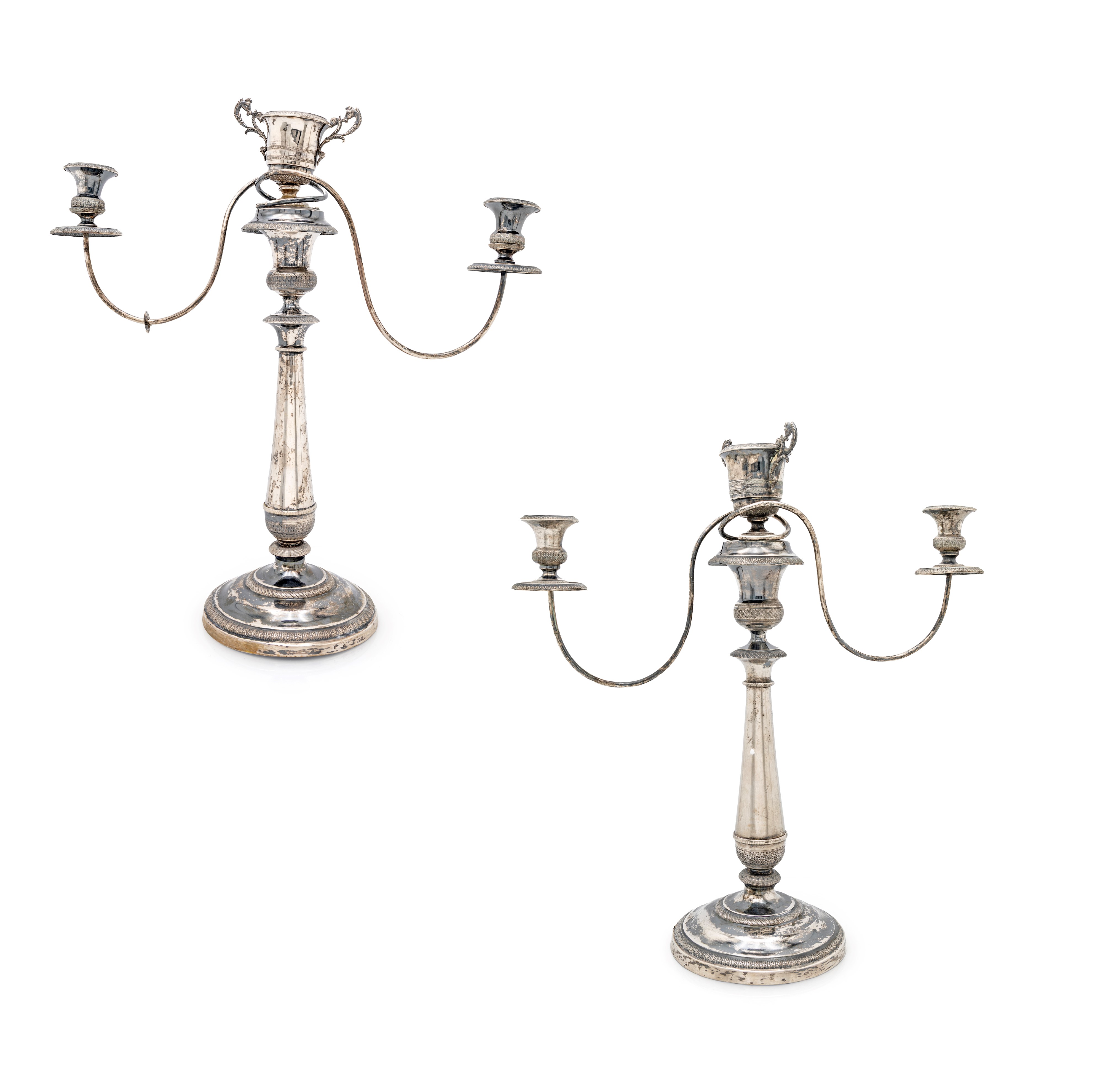 Coppia di candelabri in argento di gusto neoclassico, a doppio uso