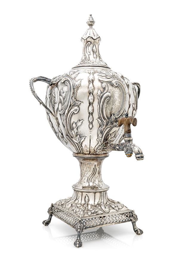 Samovar in argento sbalzato, Londra 1765