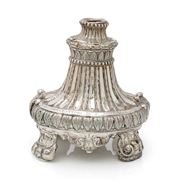 Base in argento sbalzato con dedica incisa "A.D. Del Rettore D. Giuseppe Maria De Falco e dei Benefattori di S. Anna A.D. 1827"