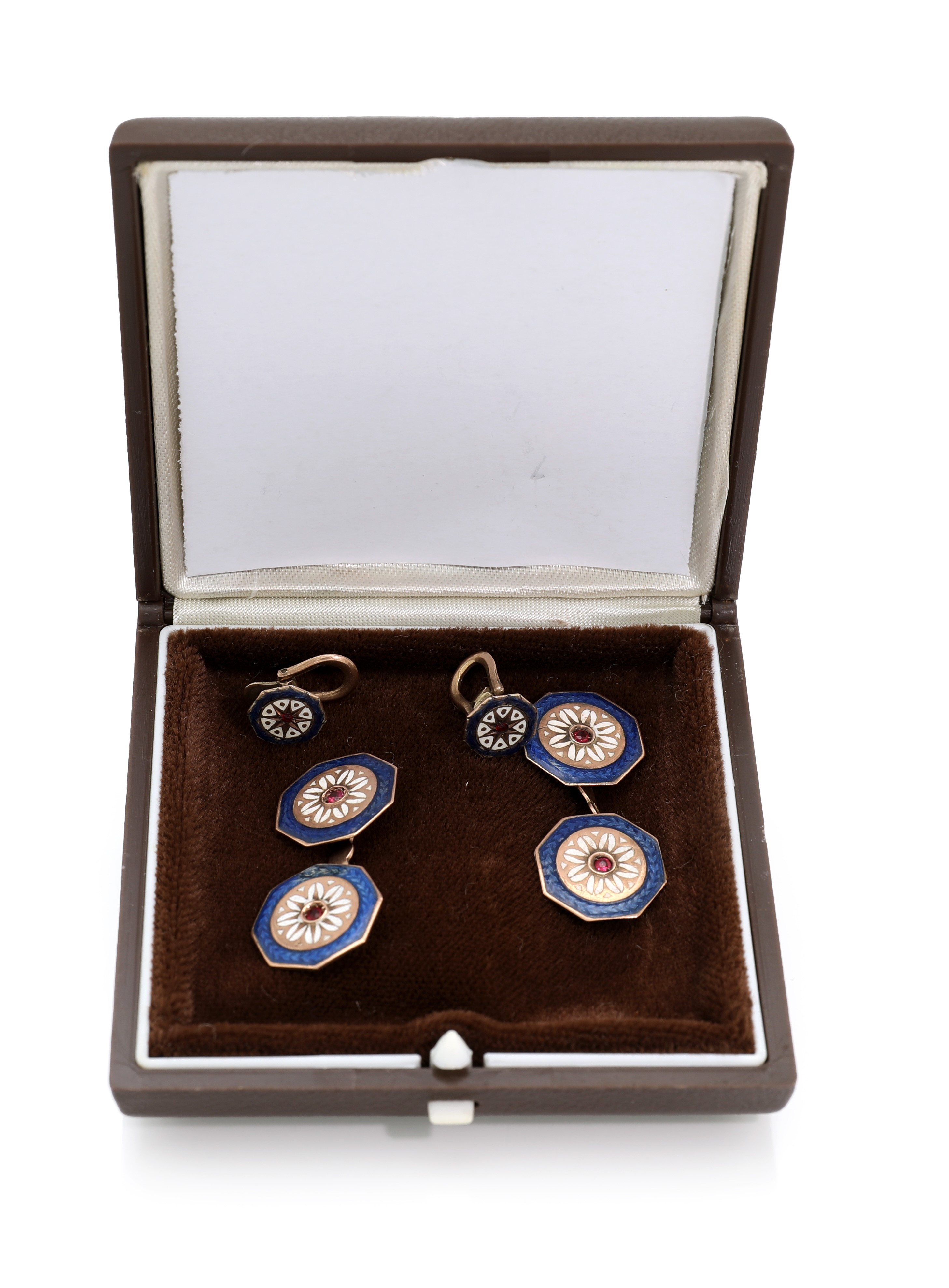 Coppia di gemelli e bottoni da camicia in oro, smalti e rubini (oro a basso titolo), gr. 7 comple...