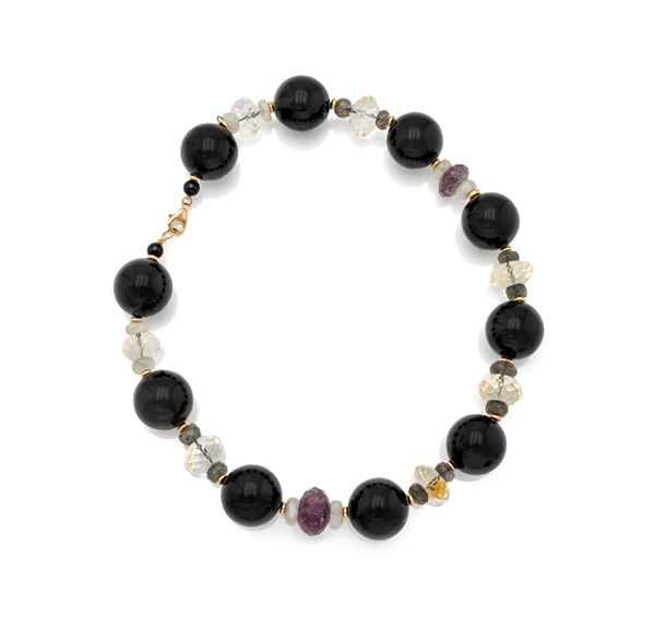 Collana in oro, onice, calcedonio, quarzi