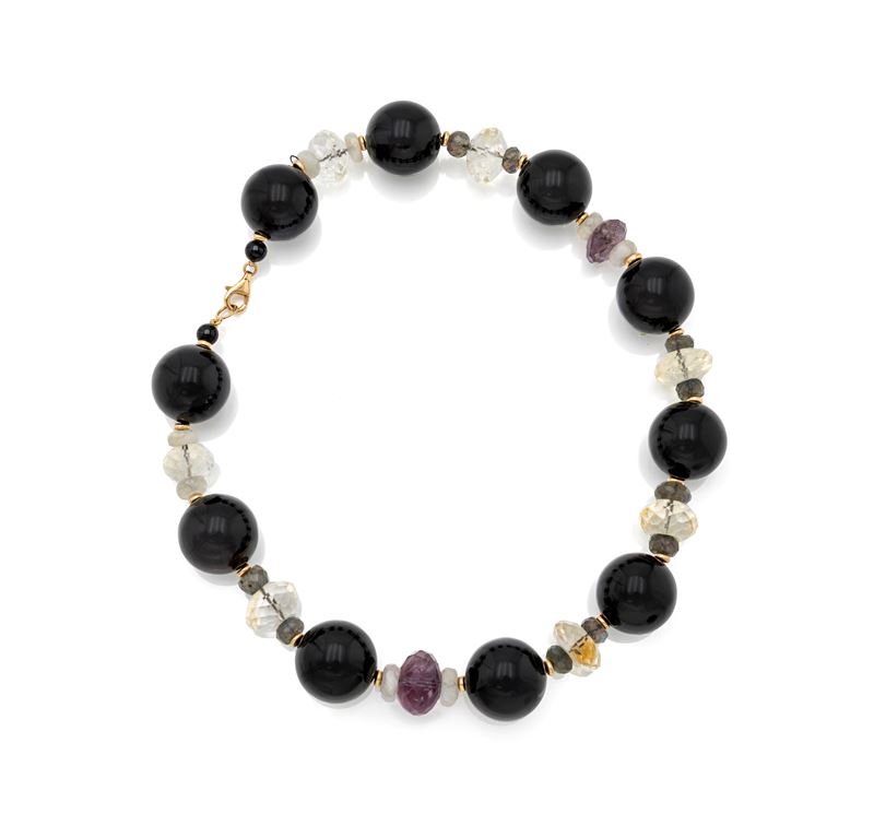 Collana in oro bianco 750/000 con onice, calcedonio e quarzi
