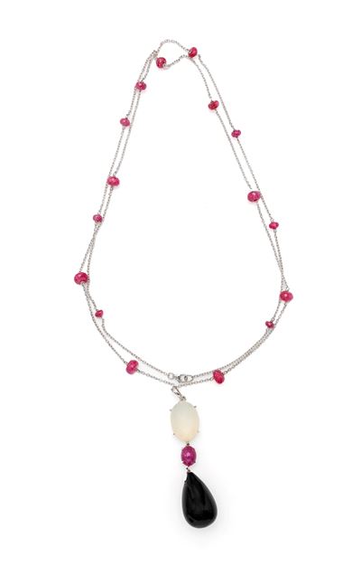 Collana con pendente, oro bianco 750/000, onice, rubini e agata