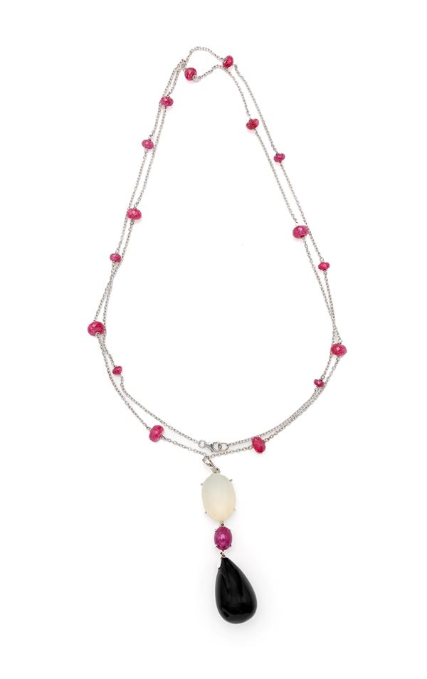 Collana con pendente in oro, onice, rubini e agata