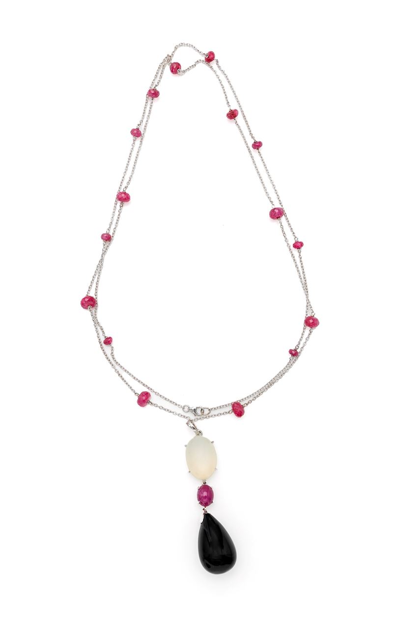 Collana con pendente, oro bianco 750/000, onice, rubini e agata