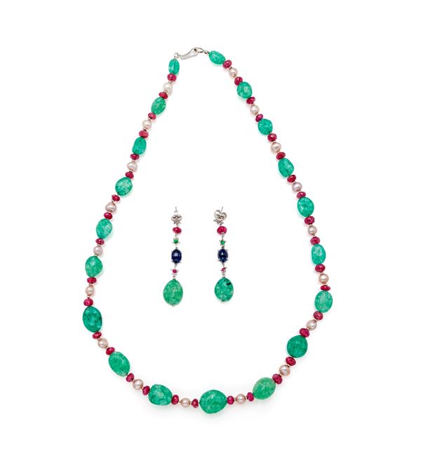 Parure di collana e orecchini in oro, smeraldi, rubini e perle