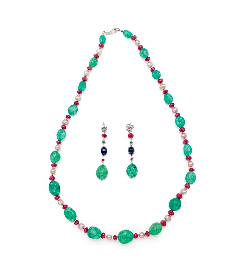 Parure in oro bianco 750/000, collana e orecchini con smeraldi, rubini e perle