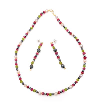 Parure in oro giallo 750/000, collana e orecchini con rubini, peridoto, ematite e perle