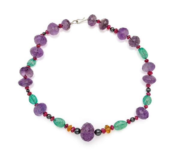 Collana in oro, ametiste, smeraldi, rubini ed ematite