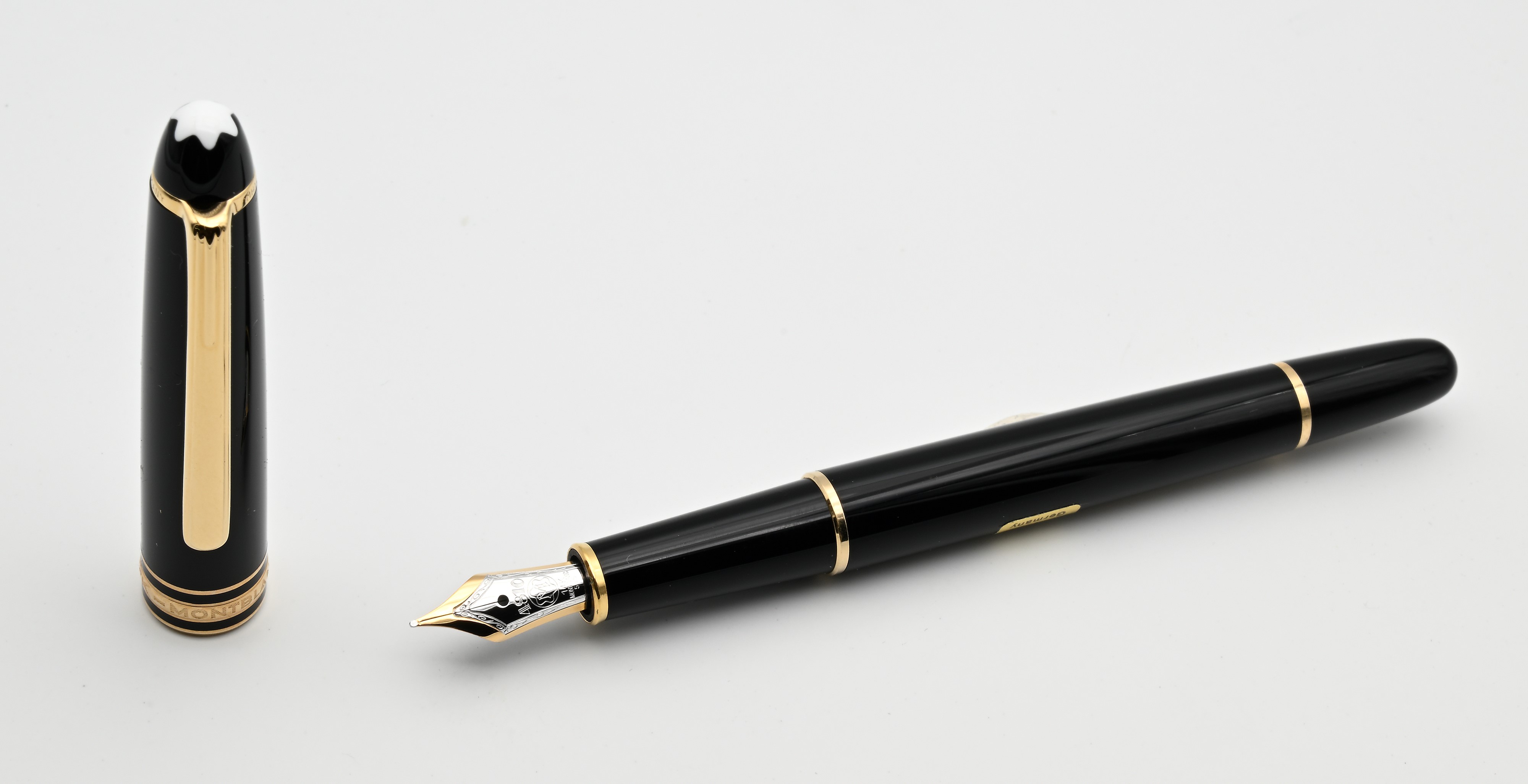 Montblanc Meisterstuck 145 - Penna stilografica in resina nera con particolari dorati