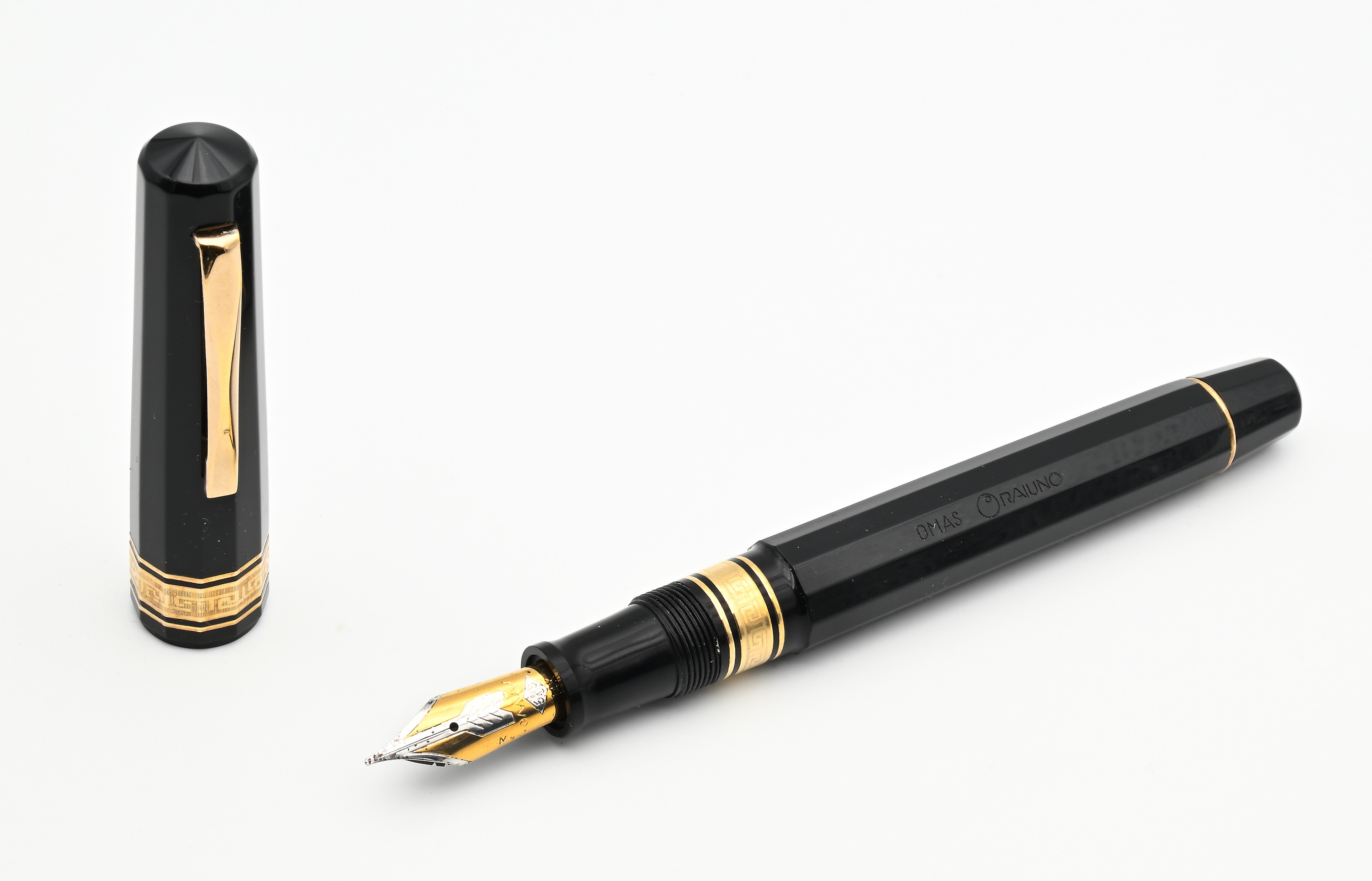 Omas Gentleman - Penna stilografica in resina nera con particolari dorati con incisa sul fusto sc...