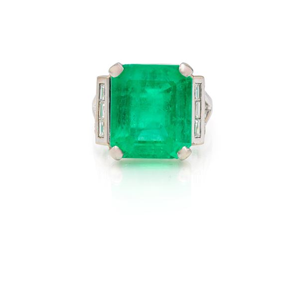 Anello in oro, smeraldo colombiano diamanti in taglio baguettes e triangolo