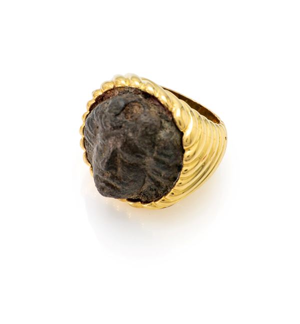 Anello in oro e cammeo in bronzo antico