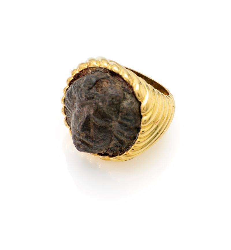 Anello in oro e cammeo in bronzo antico