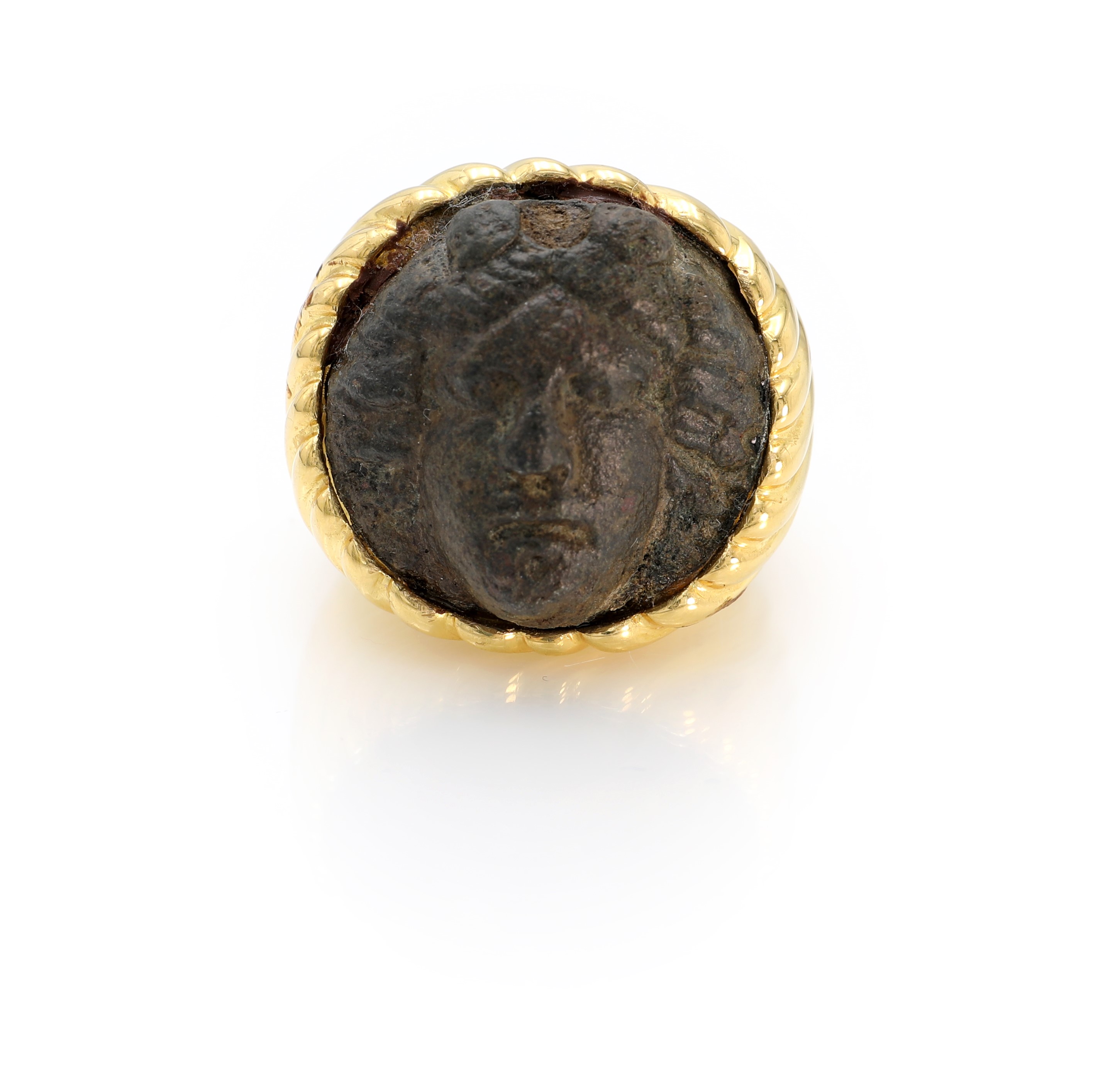 Anello in oro e cammeo in bronzo antico