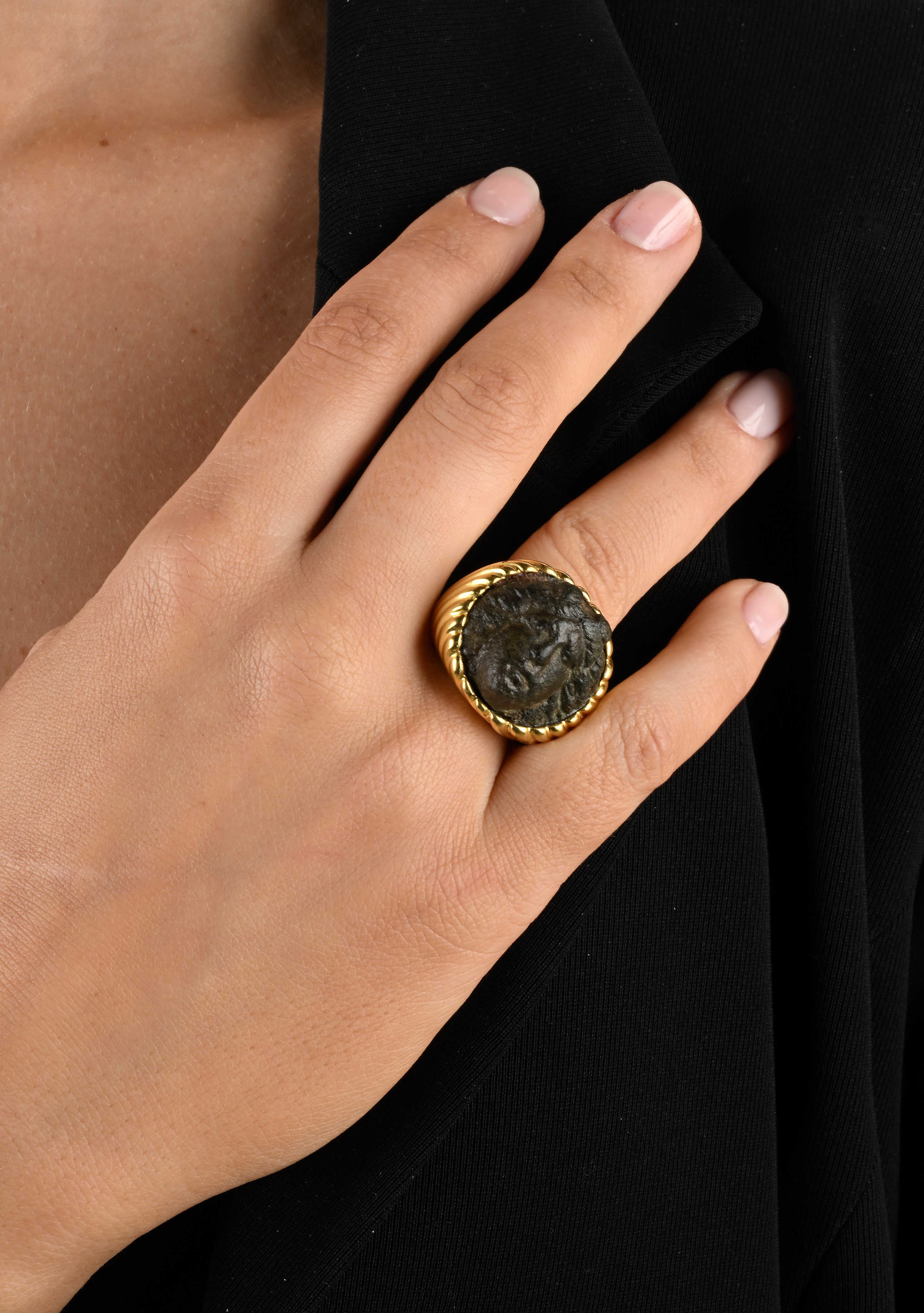 Anello in oro e cammeo in bronzo antico
