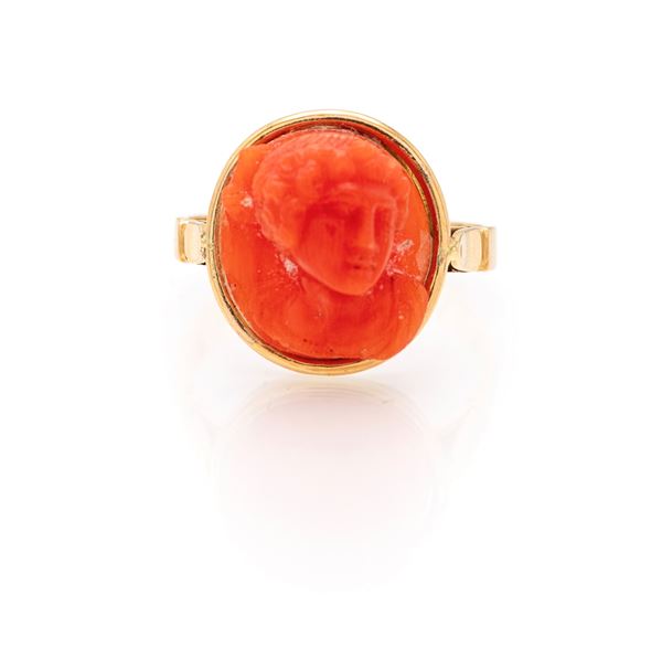 Anello in oro e cammeo in corallo