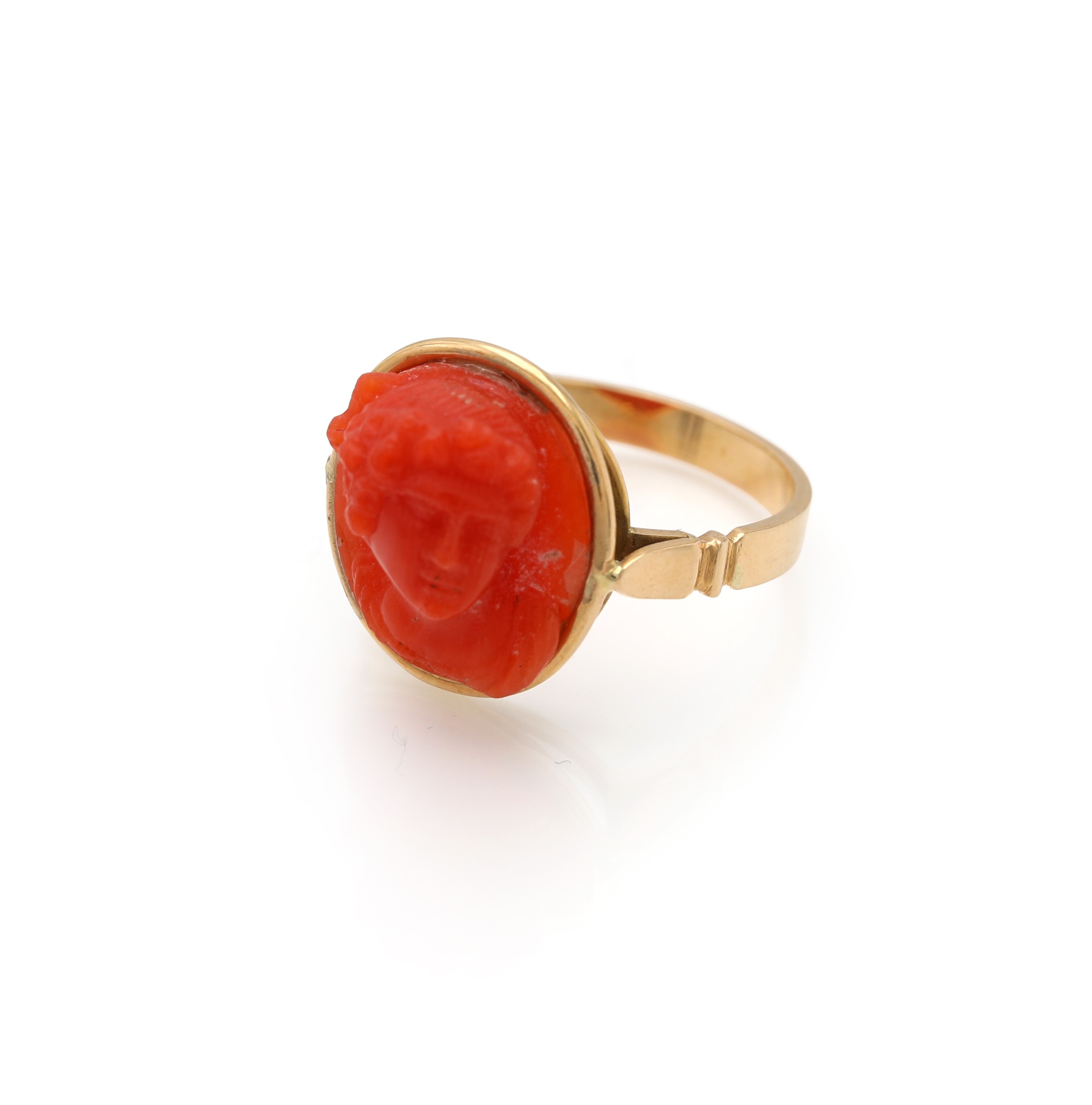 Anello, oro giallo 750/000 e cammeo in corallo