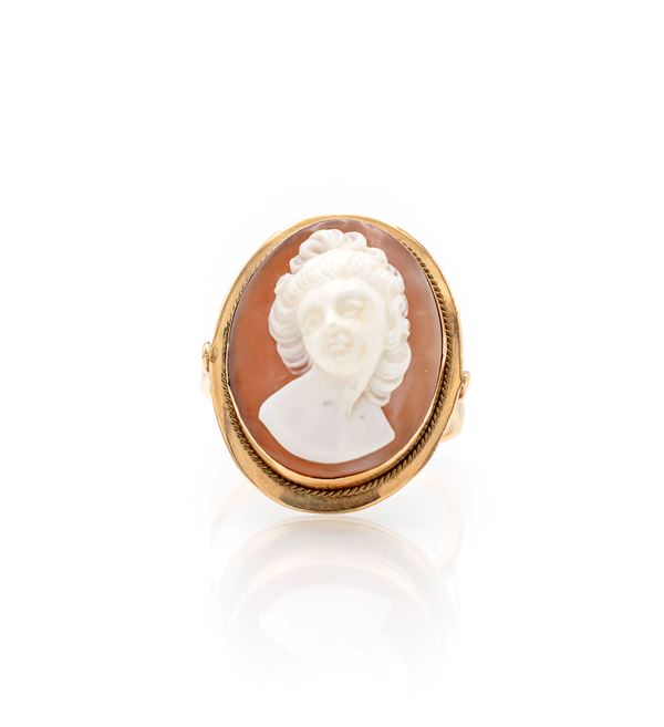 Anello in oro e cammeo