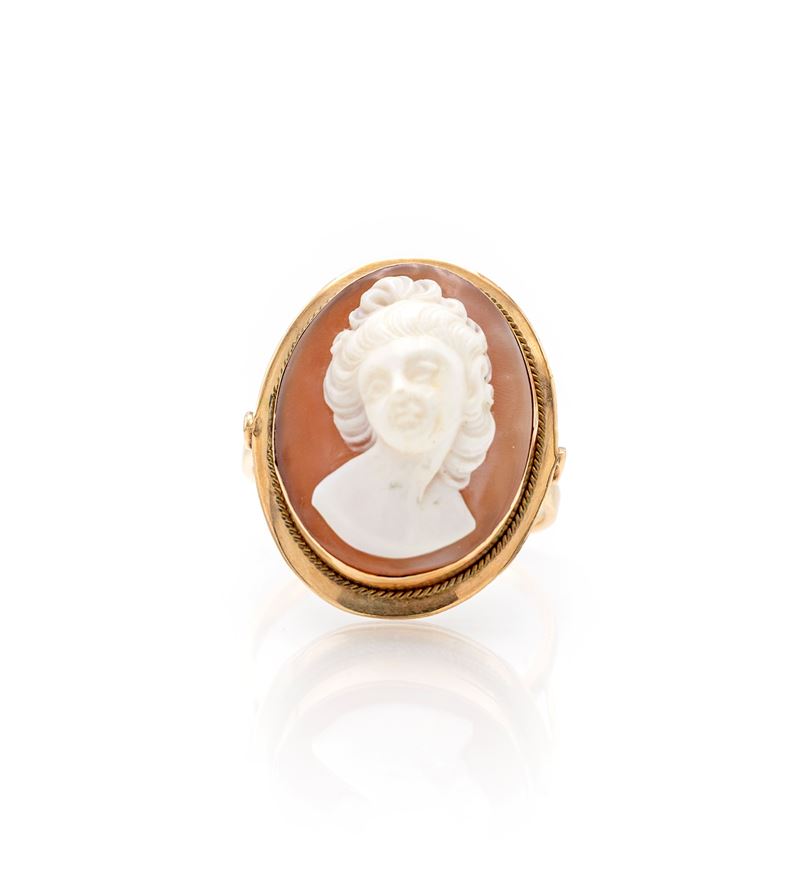Anello in oro giallo 750/000 con cammeo