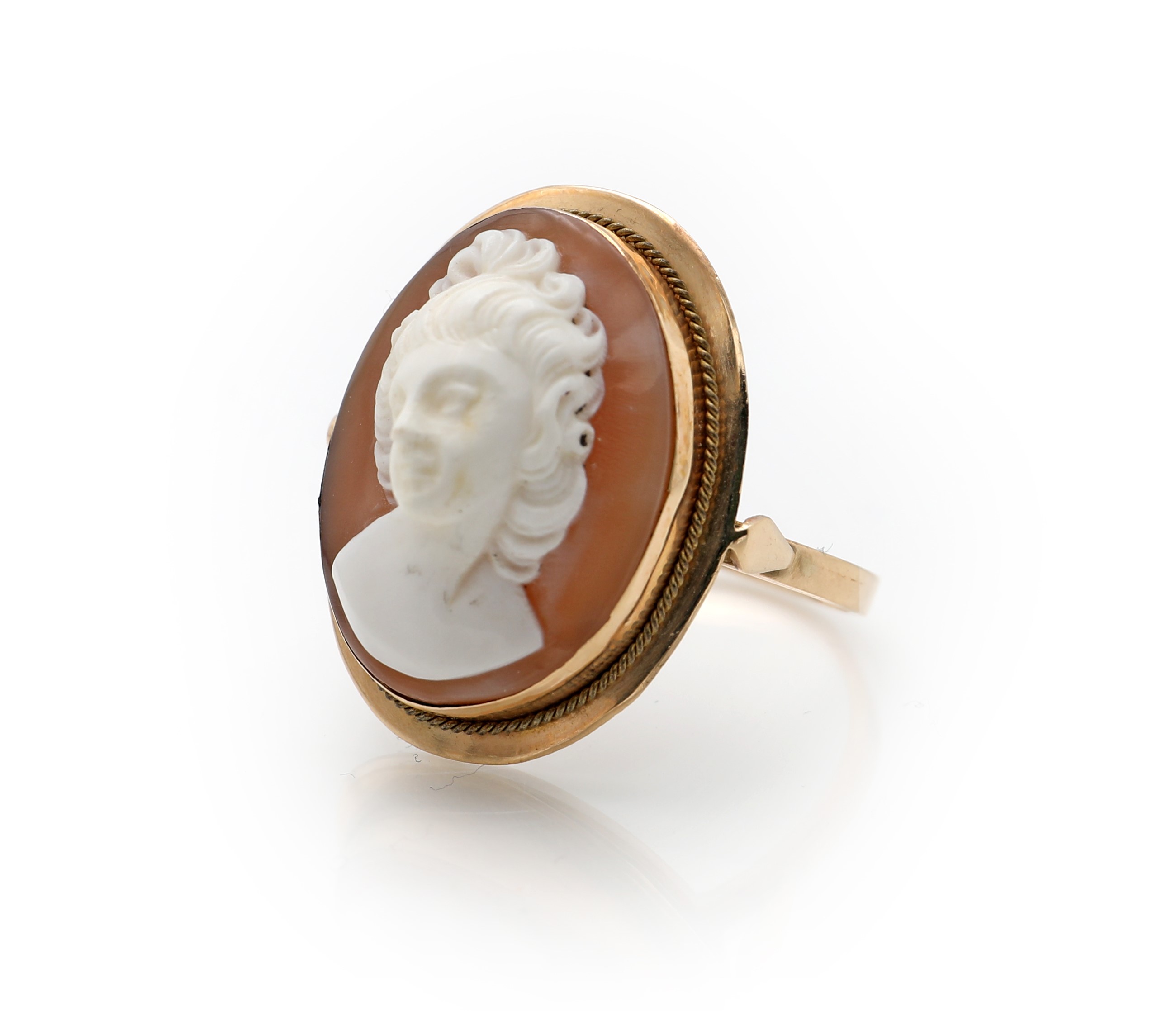 Anello in oro giallo 750/000 con cammeo