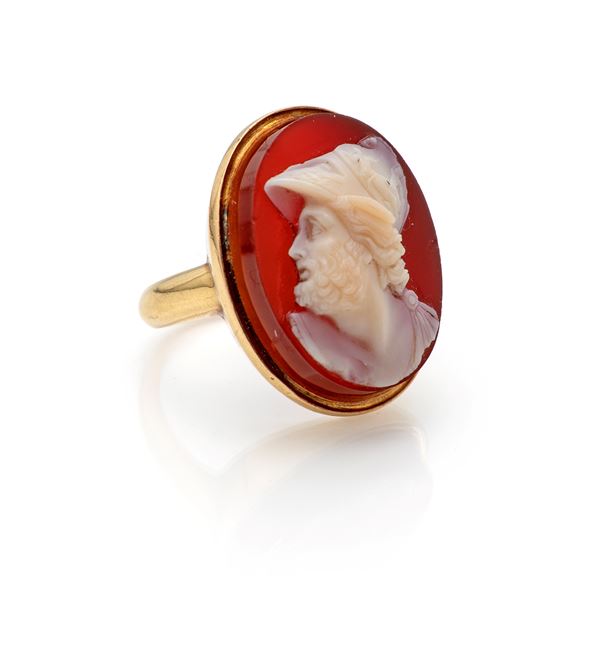 Anello in oro e cammeo