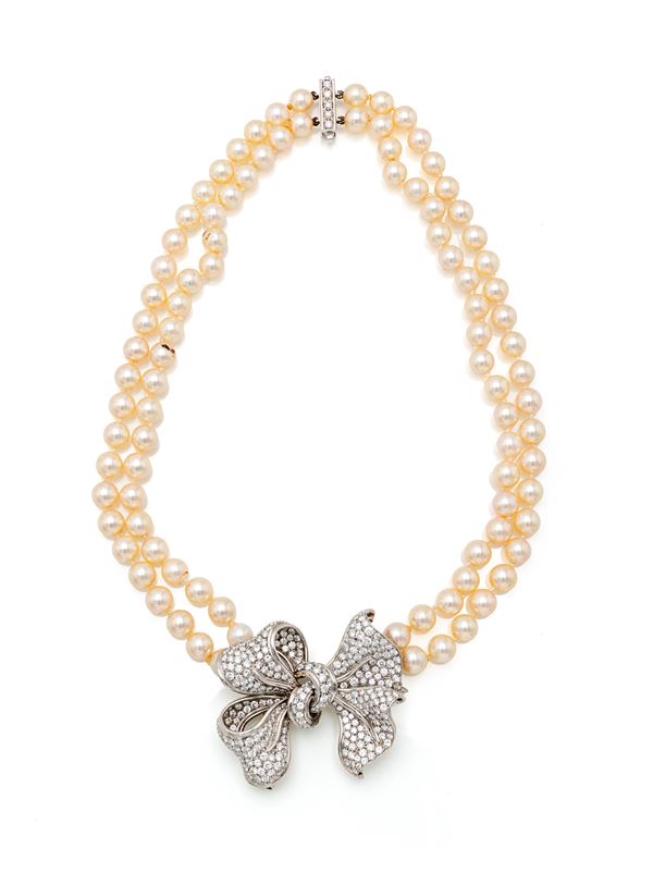 Collana in perle con spilla removibile in oro e brillanti