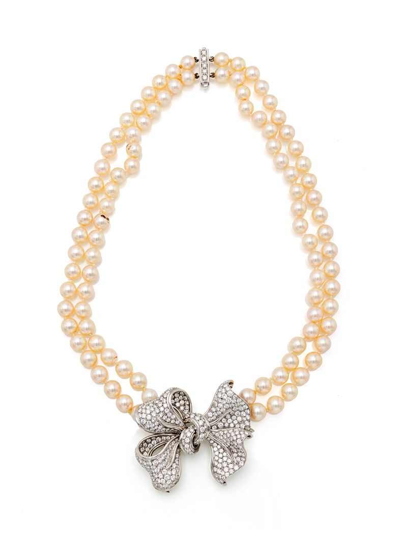 Collana in perle con spilla removibile in oro e brillanti