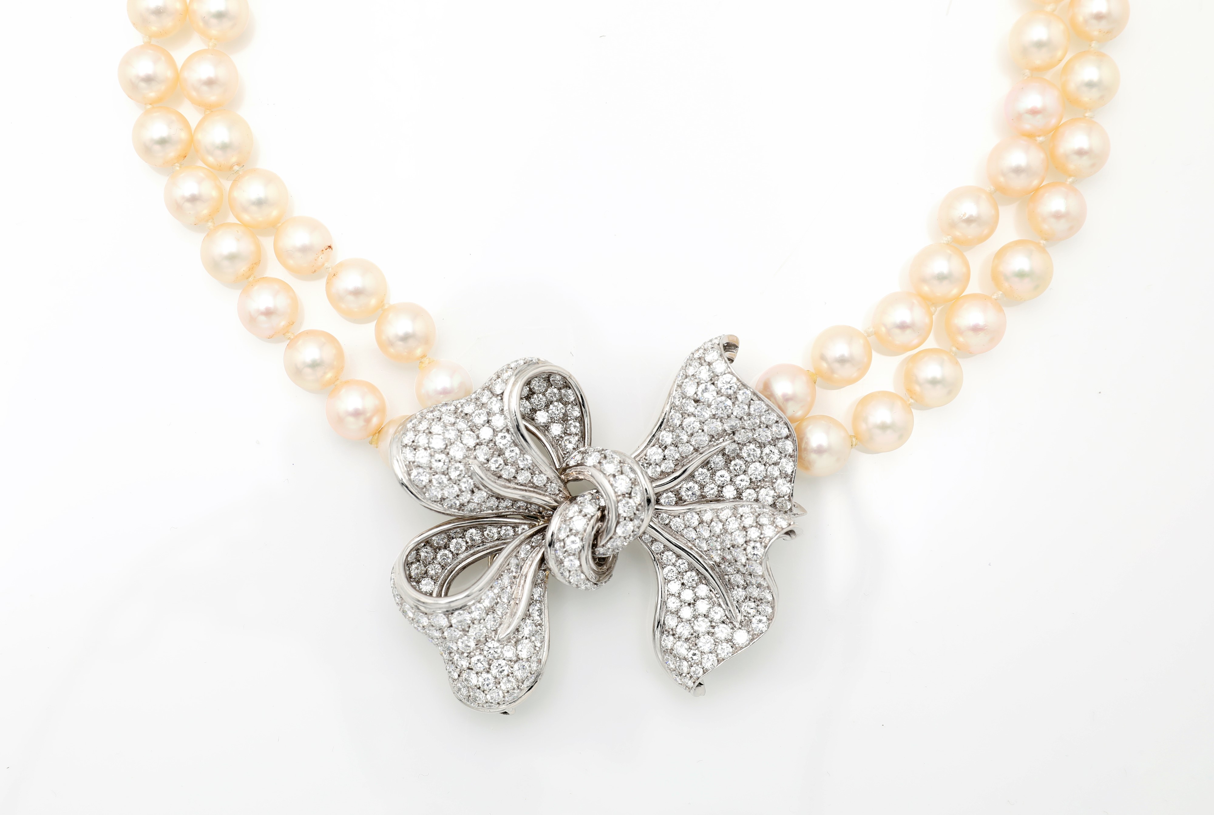 Collana in perle con spilla removibile in oro e brillanti