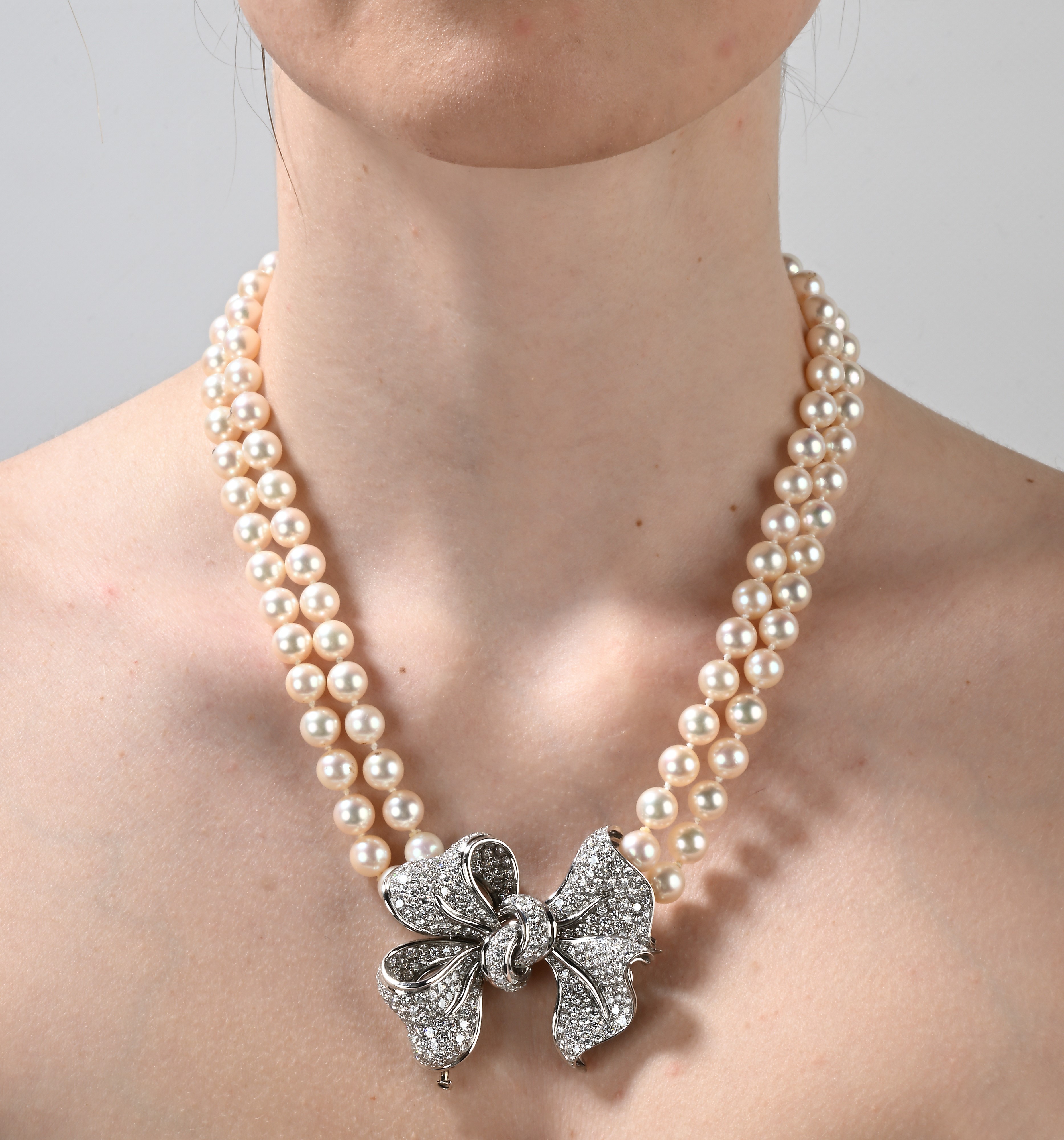 Collana in perle con spilla removibile in oro e brillanti