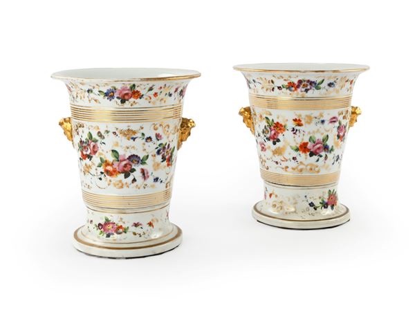 Coppia di cache pots in porcellana bianca con fiori variopinti ed anse dorate, XIX secolo