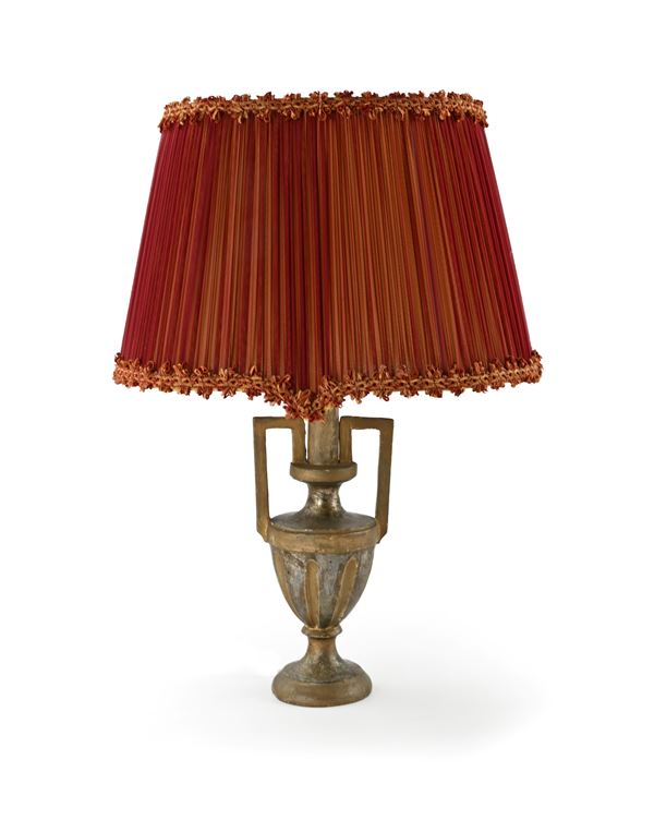 Piccola lampada da tavolo in legno dorato