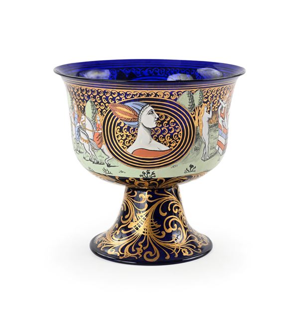 Coppa nuziale "Barovier" in vetro blu con decorazione a smalti policromi e fregi dorati, XX secolo 