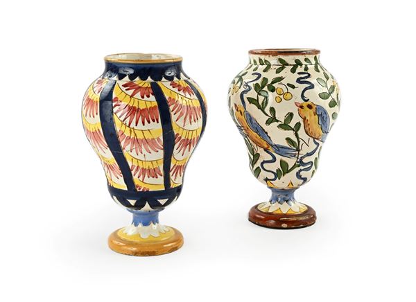 Due vasi in ceramica policroma, XIX secolo 