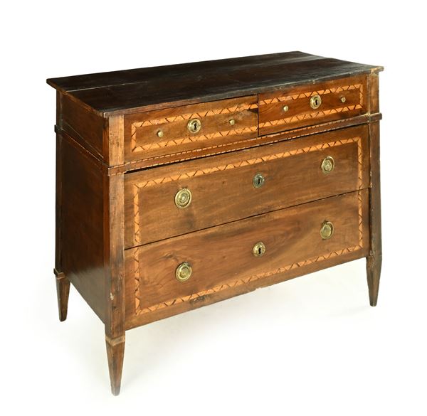 Cassettone in noce con filettature intarsiate a zig-zag, Liguria fine XVIII secolo