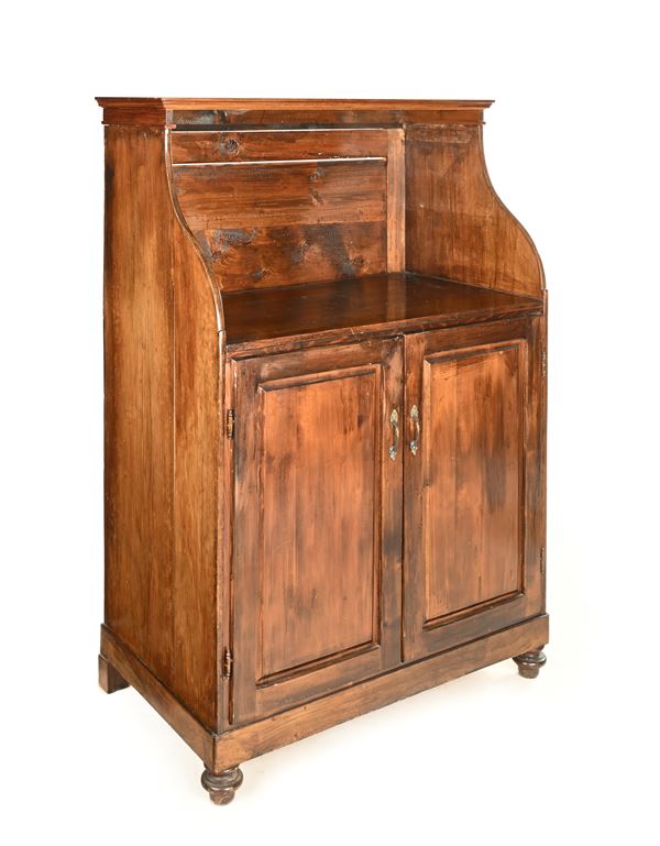 Credenza con alzata in legno patinato