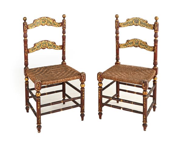 Coppia di sedie in legno laccato rosso scuro, XIX secolo