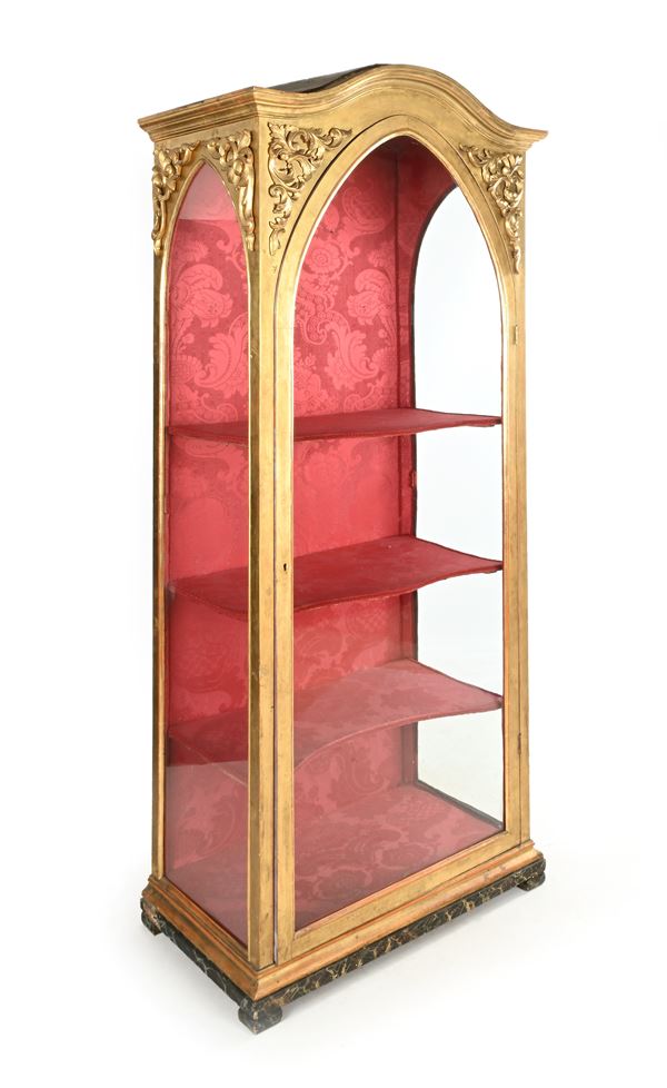 Vetrina in legno dorato con anta centinata, XIX secolo