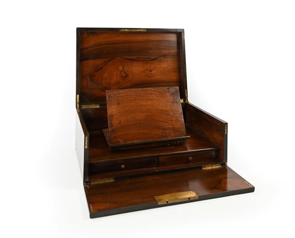 Cofanetto portacarte da viaggio in legno con intarsi in ottone, fine del XIX secolo