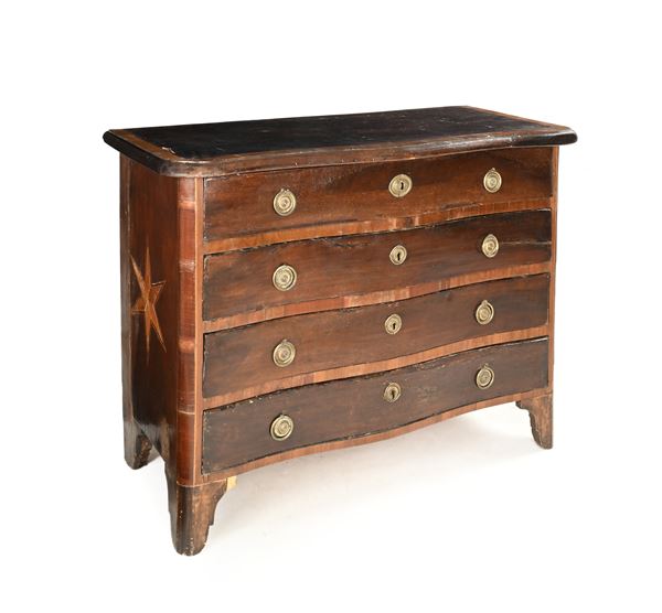 Cassettone impiallacciato in mogano con stelle intarsiate disposte sui fianchi, XIX secolo