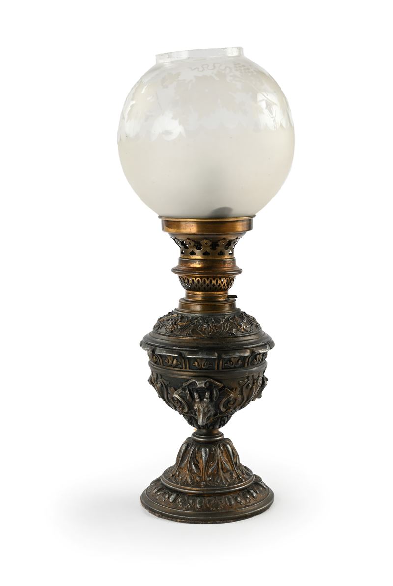 Lampada ad olio in ghisa con globo in vetro, XX secolo