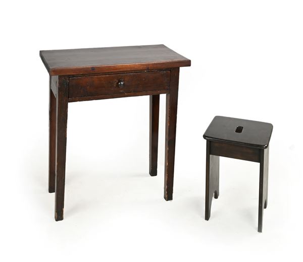 Scrivania e piccolo sgabello in legno a patina scura